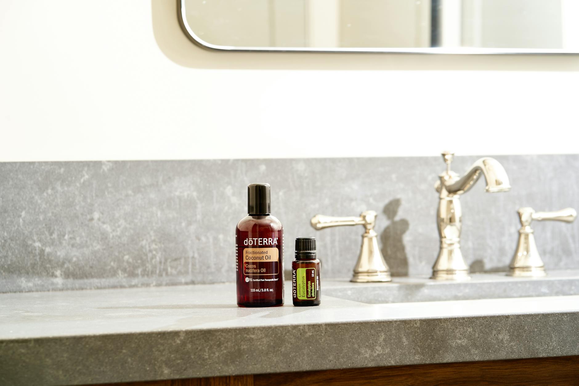 Butelki olejków eterycznych na nowoczesnym blacie łazienkowym