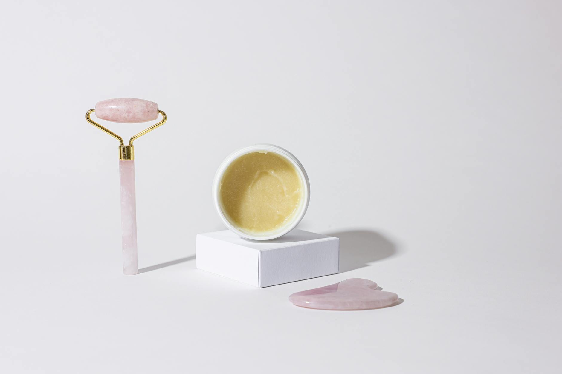 Jadeitowy roller i krem do twarzy w minimalistycznej pielęgnacji skóry