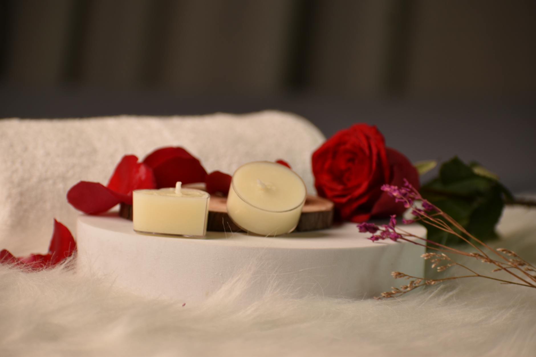 Róża, świece i ręcznik w relaksującym, eleganckim spa
