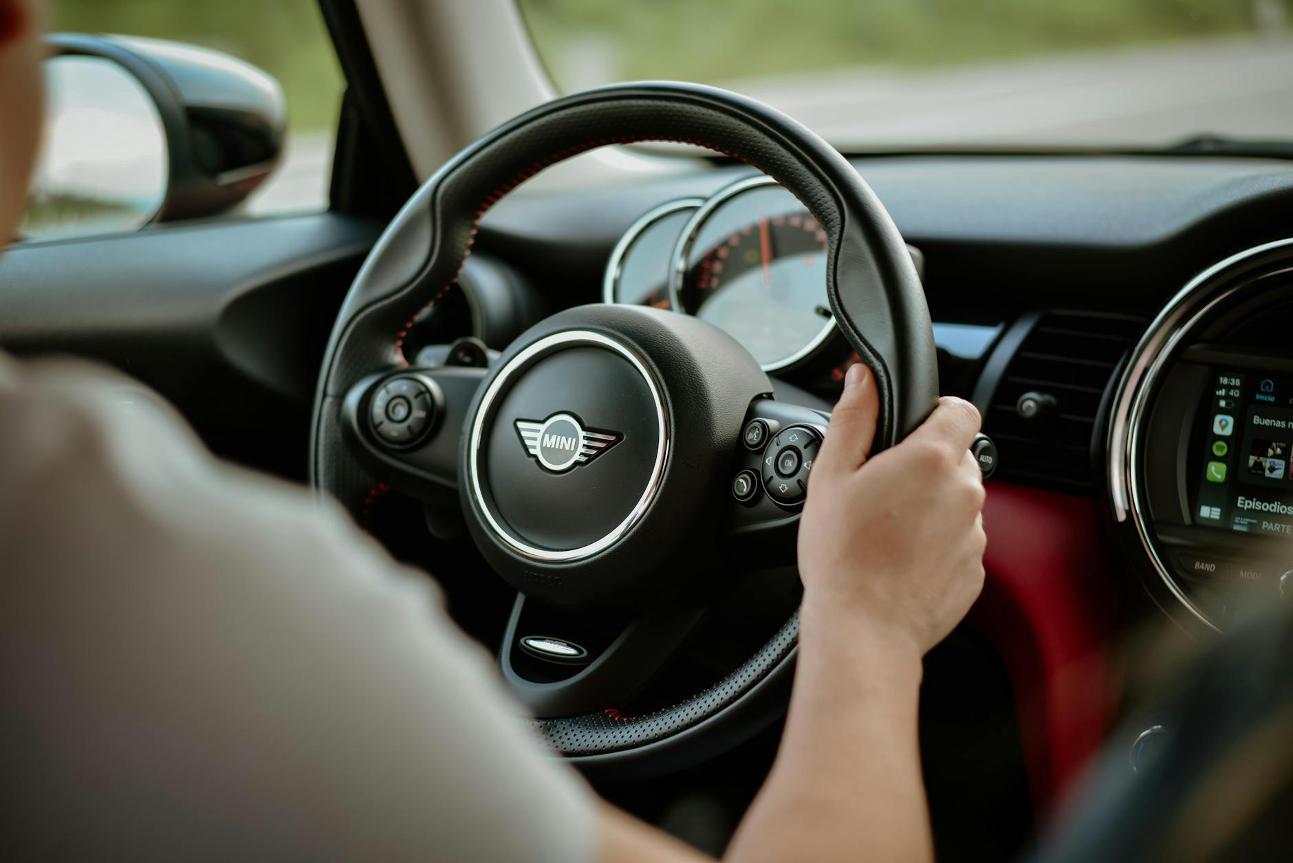 Opel Astra H 1.7 CDTI – opinie kierowców, typowe usterki i koszty eksploatacji Dłonie na kierownicy podczas jazdy samochodem