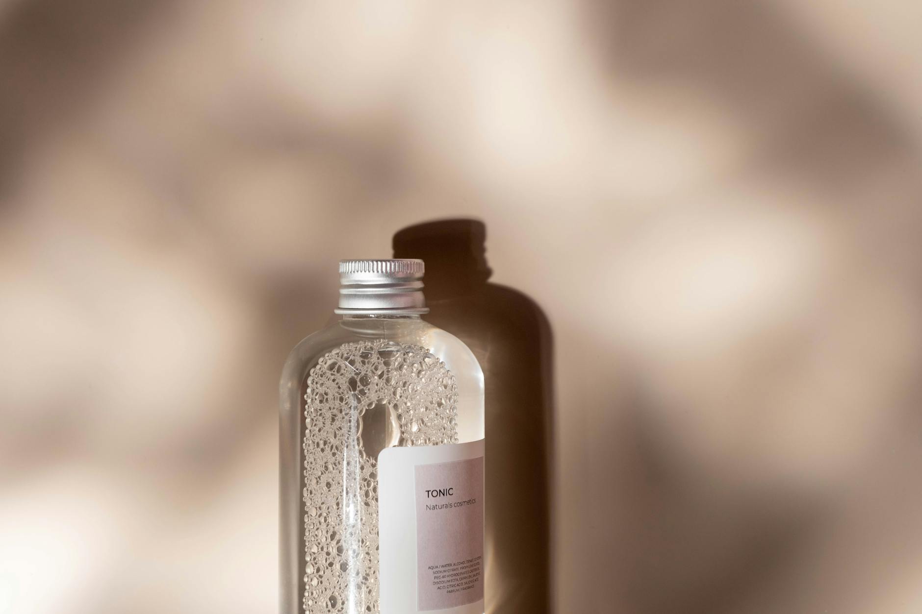 Minimalistyczna butelka toniku hydrolatu z czystka w studiu