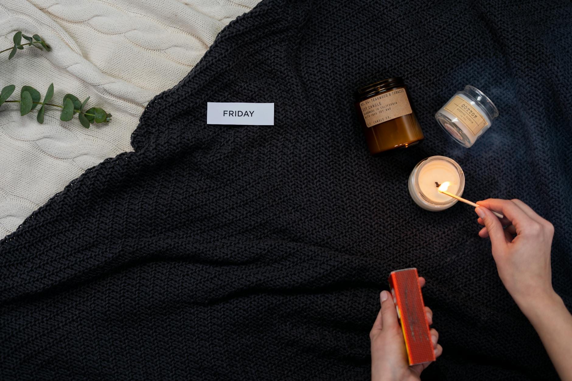 Świece i koc na łóżku tworzące relaksującą, kojącą atmosferę Świece i koc na łóżku tworzące relaksującą, kojącą atmosferę