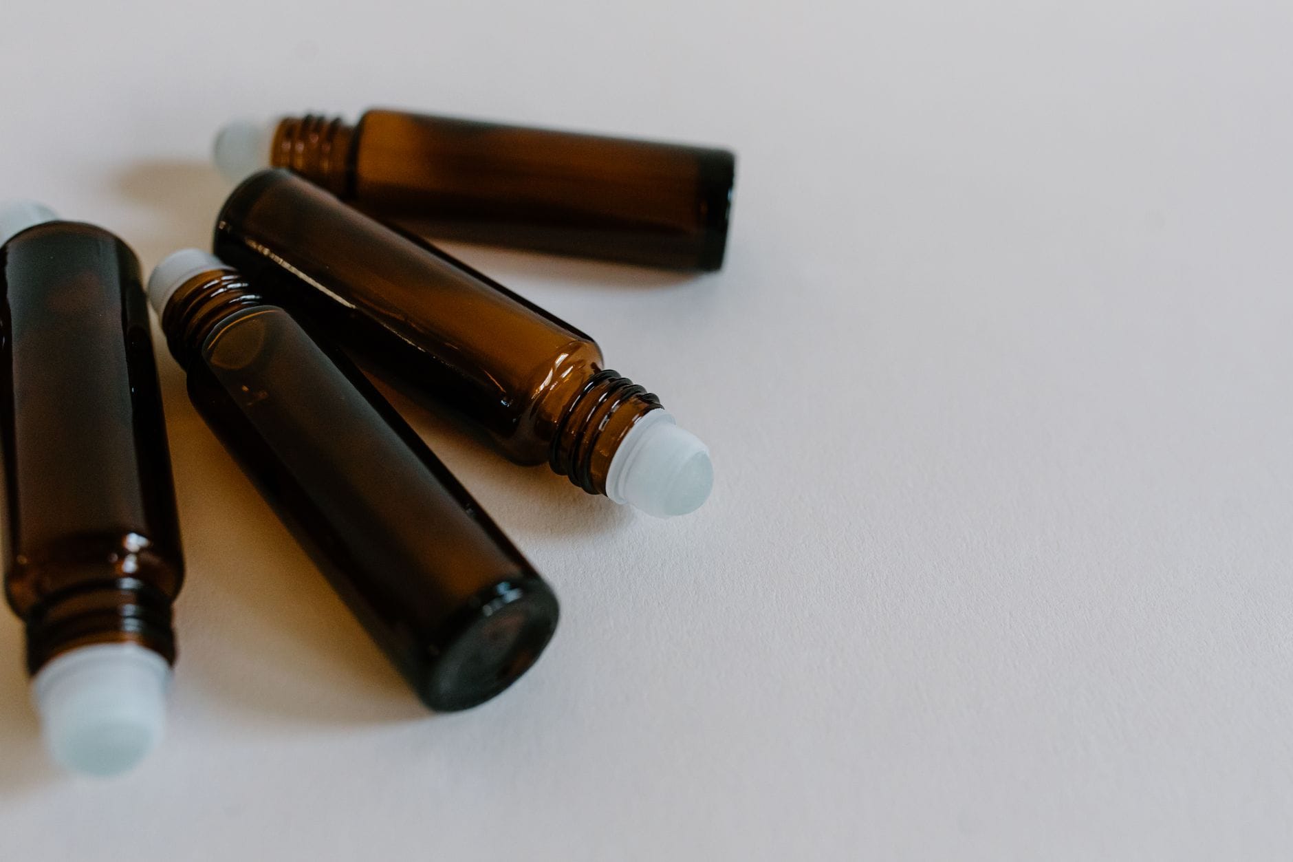 Brązowe buteleczki z olejkami eterycznymi w formie roll-on