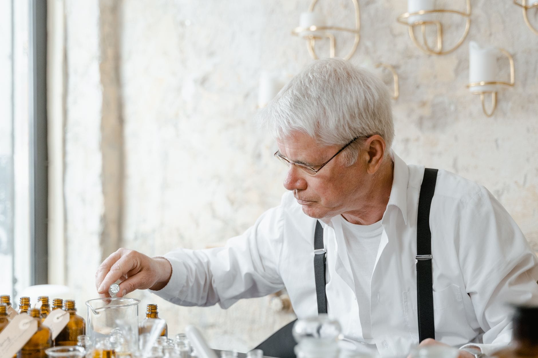 Starszy mężczyzna dobiera nuty zapachowe naturalnych perfum