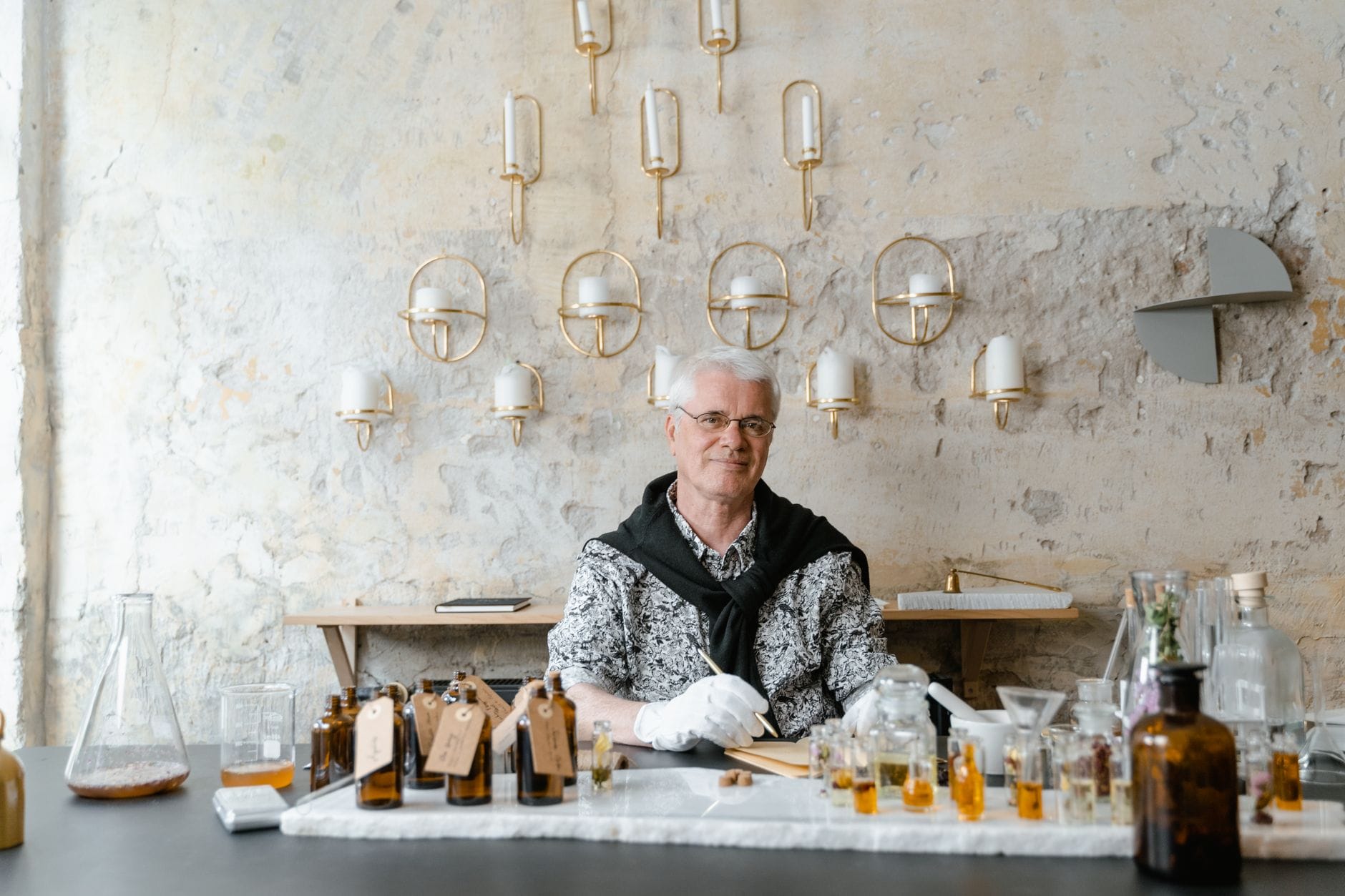 Starszy perfumiarz tworzy naturalne męskie zapachy w rustykalnej pracowni