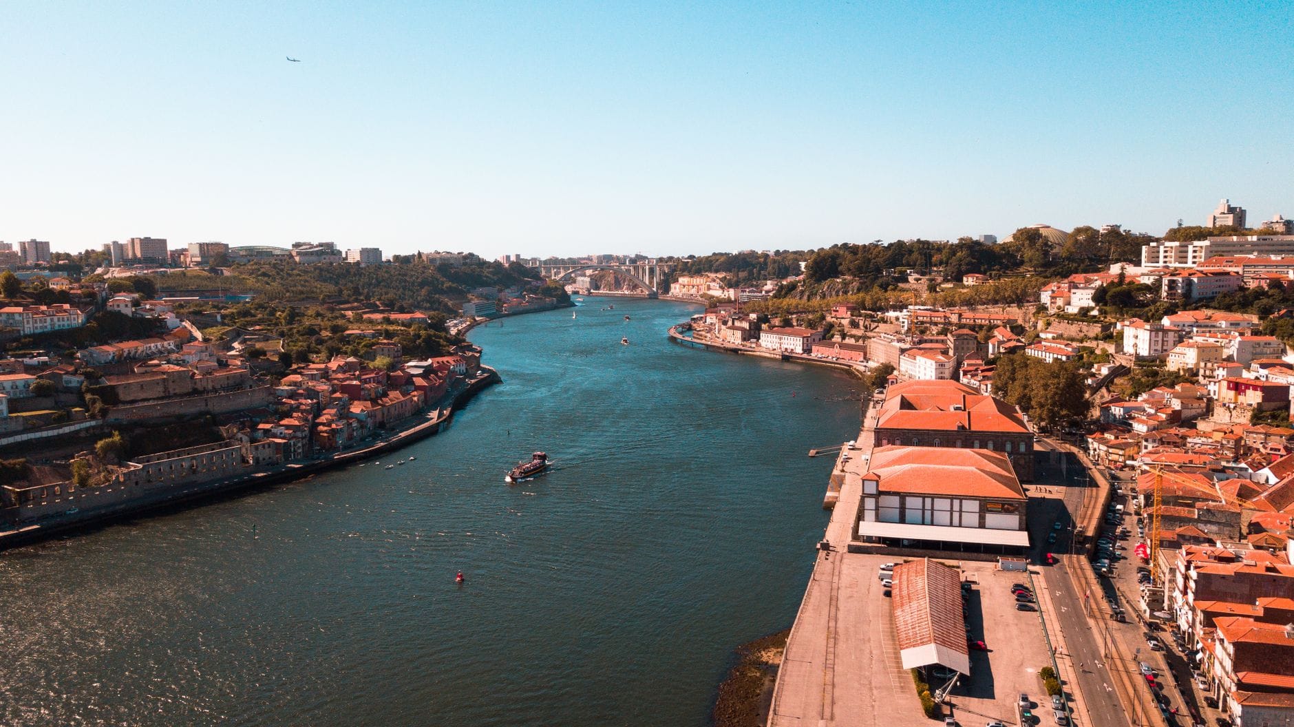 Panorama Porto z lotu ptaka z zakolem rzeki Douro w słoneczny dzień