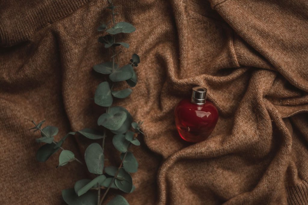 Czerwona butelka naturalnych perfum na br