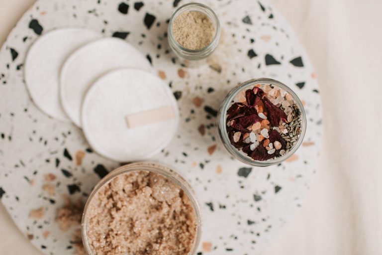 Naturalne akcesoria kąpielowe i peeling na lastrykowej powierzchni